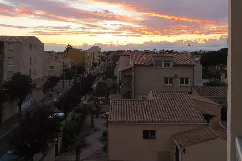 Bright apartment with balcony, near beaches and shops