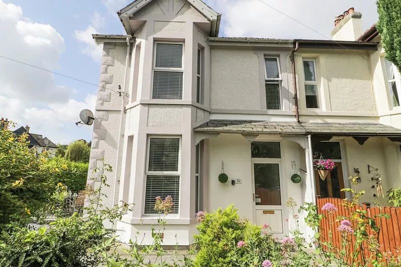 24 CADNANT PARK, with a garden in Conwy