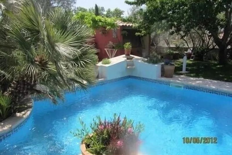 Detached villa with good amenities, private pool, close to Aix en Provence