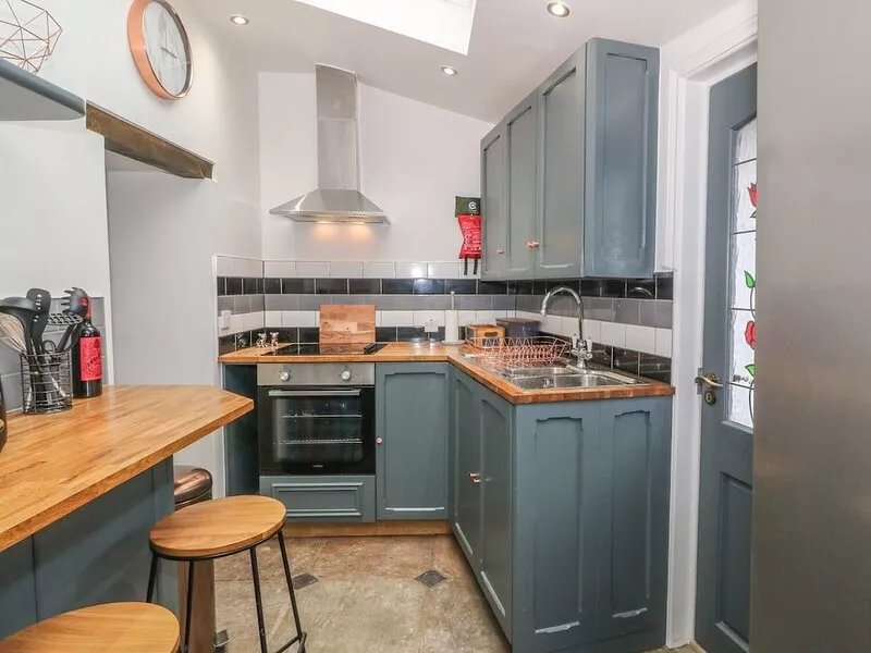 TY CAPEL, pet friendly, with a garden in Pwllheli