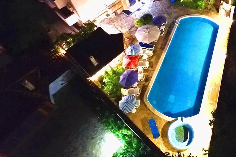 Quiet guest house with a pool 5 min from the beach!