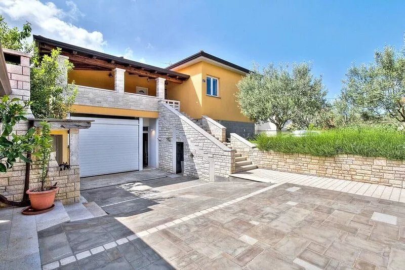 LANA house with apartments / LANA 1