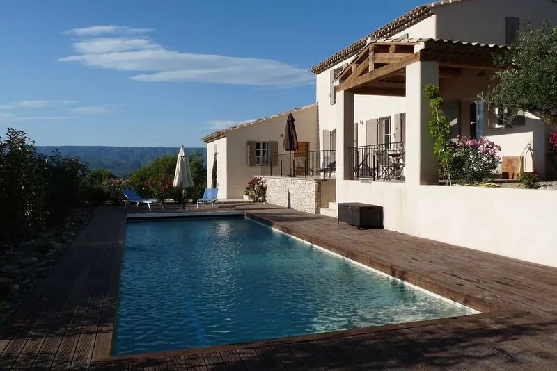 Superb contemporary villa enjoying a magnificent view of the Luberon.