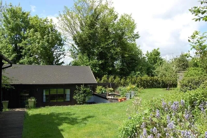 Chalet in beautiful gardens 20 mins from London