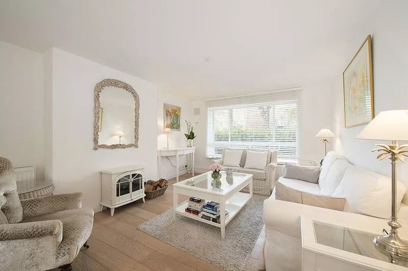 Unique location, 1 min from the tube