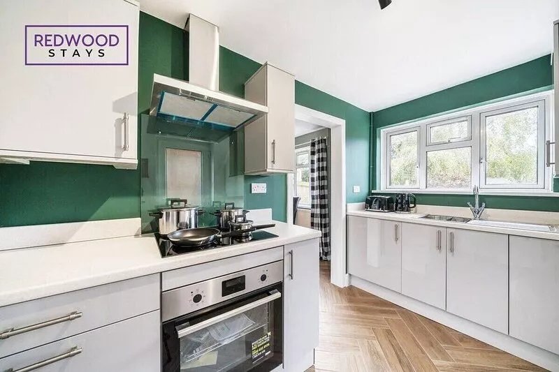 2 Bed 1 Bath House, FREE Parking and Garden
