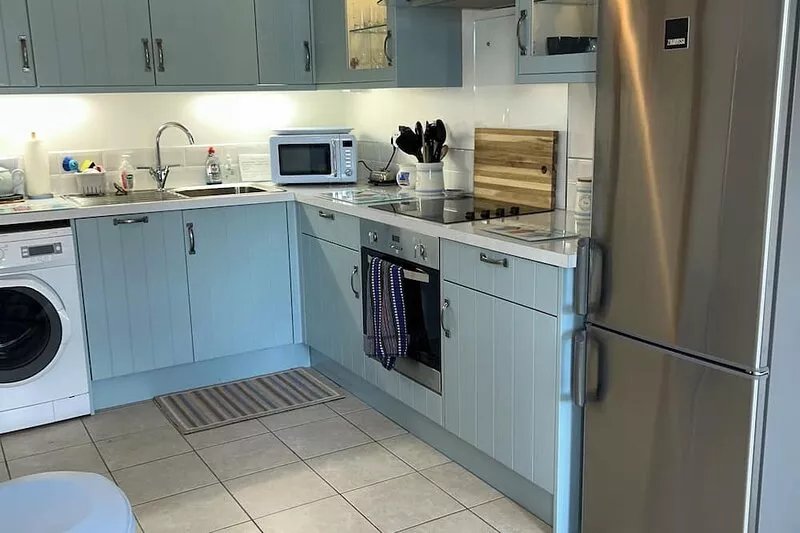 Cosy Seaside 2 bed Apt Center Moville, Close beach High speed WiFi, Netflix