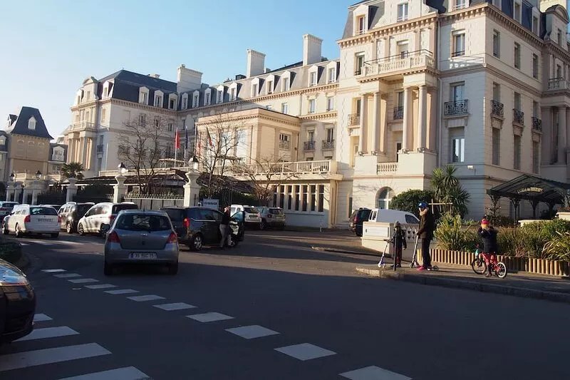 Saint Malo, large house with garden 15 pers. 400m thermal baths and beach of