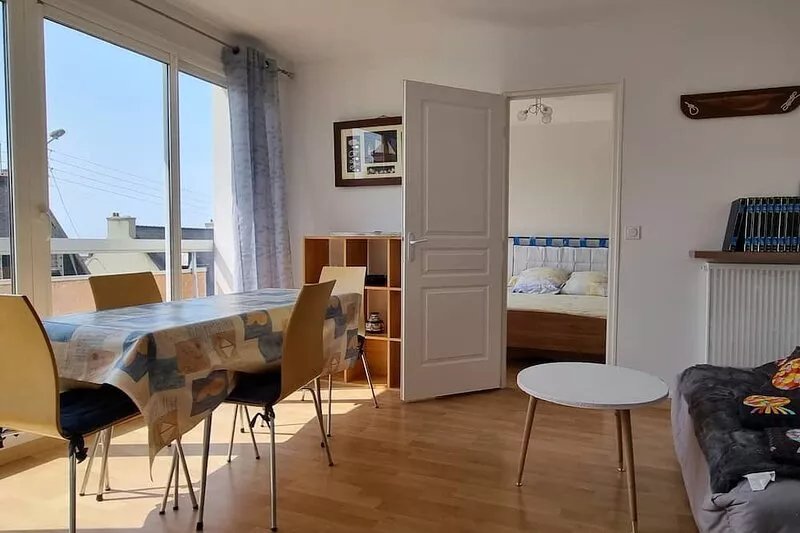Beautiful, bright apartment 350m from the Sables Blancs/GR34 beach in