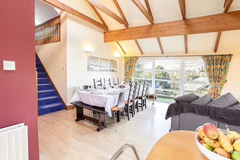 Stunning Large Garden Villa 8BR (Sleeps24) - nr Loch Lomond and Glasgow
