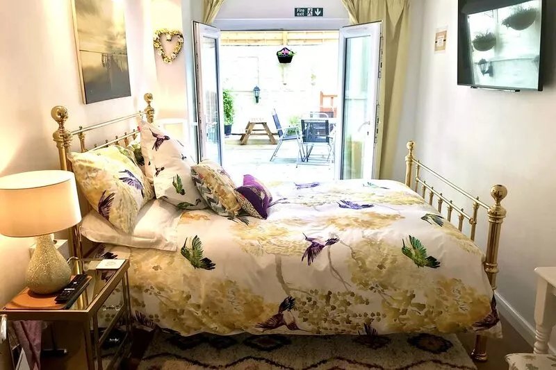 4 Star Gold, Beautiful 2 bedroomed Duplex, with decked courtyard