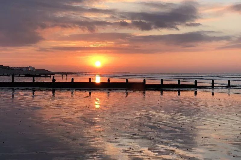 BEACH LIFE! Big, spacious house with ice bath & sauna, 2 mins to beach.