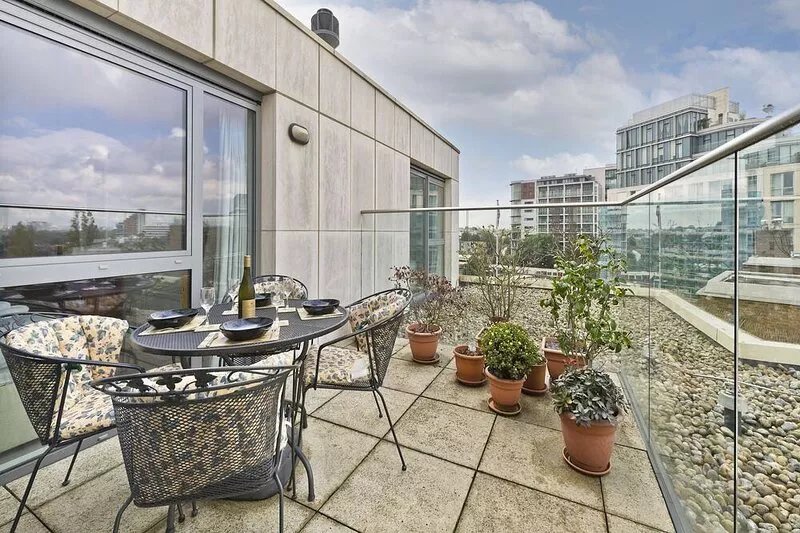 Superb apartment with terrace near the river in Putney by UnderTheDoormat