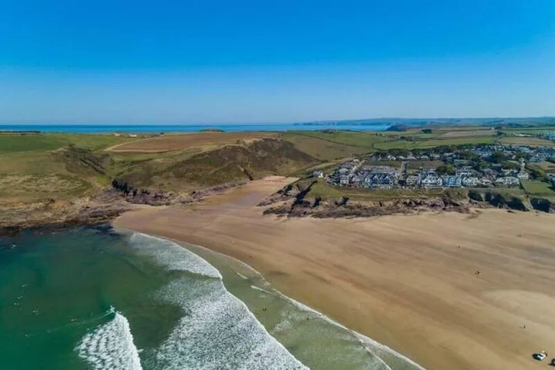 Trevarthian - A stunning holiday home overlooking Polzeath beach,sleeps 8 + dogs