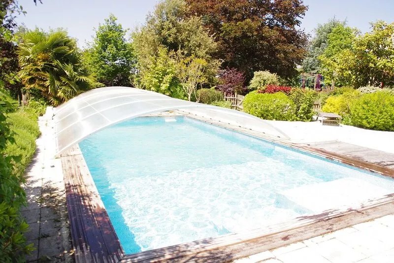 Large house sleeps 12-14 in beautiful surroundings, swimming pool, fishing, pro