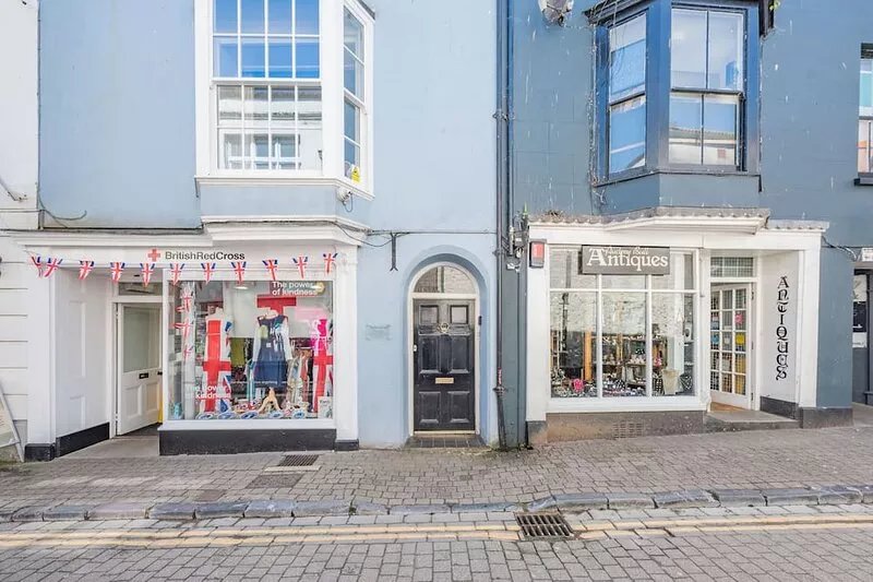 BERLIN HOUSE, pet friendly, luxury holiday cottage in Tenby