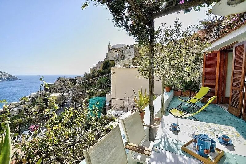 Villa Dolce: A romantic and welcoming villa which faces the sun and the sea.