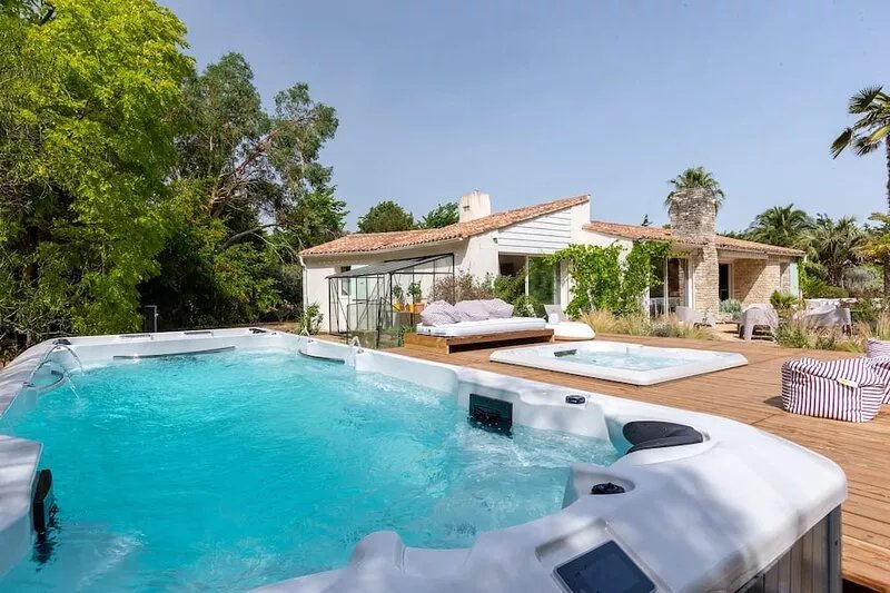 HOMERE home in the middle of a garden with 2 spas, heated swimming pool and