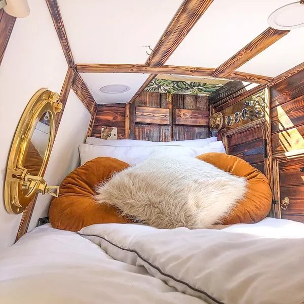 SNUG 30ft NARROWBOAT WITH INDOOR FIREPLACE