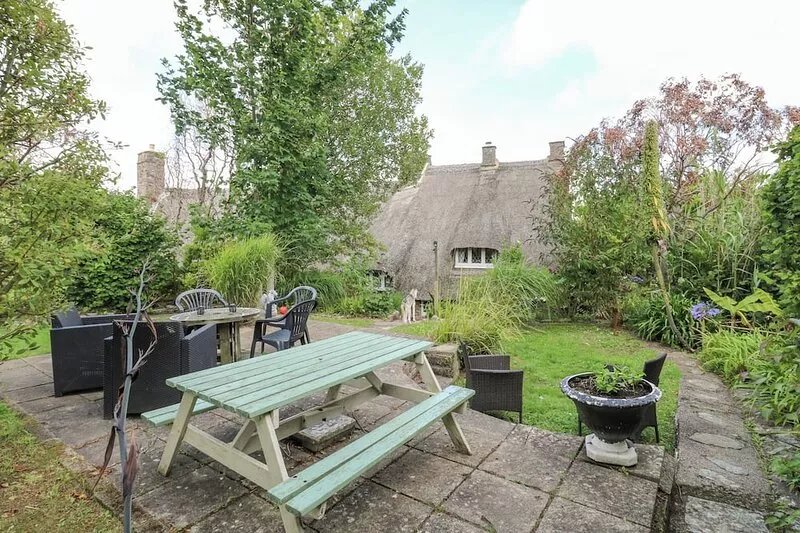 HEARTHSTONE EAST COTTAGE, pet friendly, with open fire in Brixham