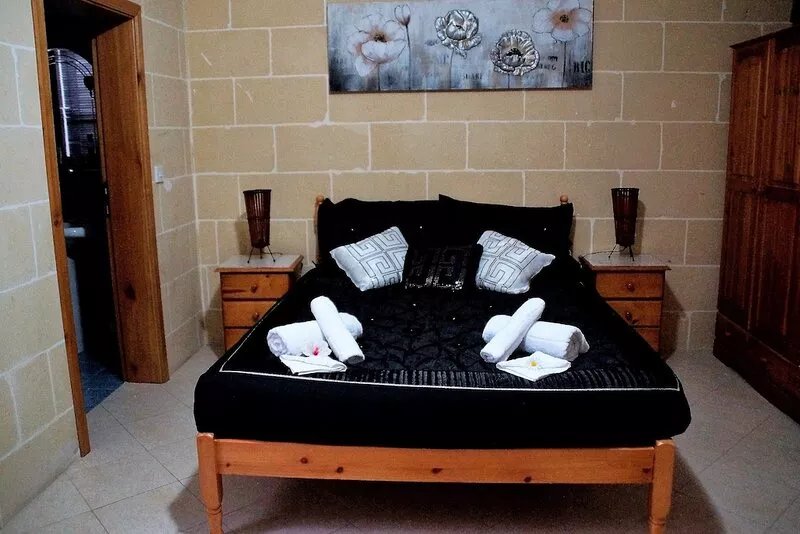 3 bedroom 2 bathroom Apt. Sea View -Free Wi-Fi. Discount for over 8 days stays.