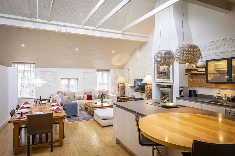 Luxurious three bedroom apartment in Mews building 10min from St Stephen's Green