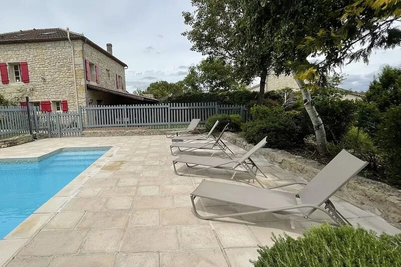 House with private swimming pool, in the heart of south-west
