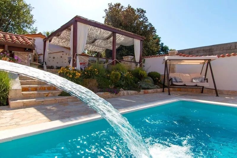 Holiday house with large pool, very quiet area and only 2.5 km from Arena