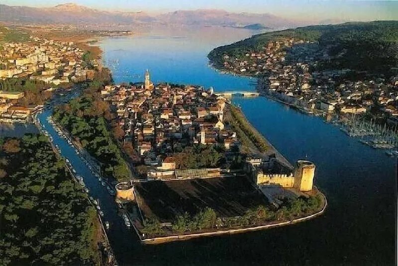 Beautiful old stone cottage in heart of Kastela old town, just 100m from beach
