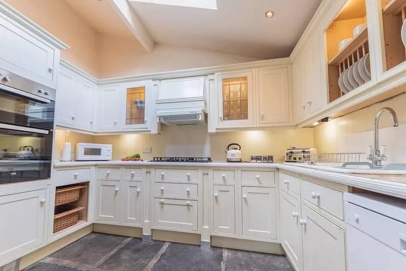 Central Kendal Georgian home, private courtyard & free parking