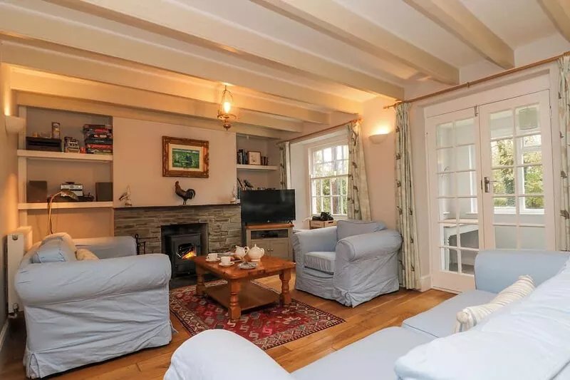 TRENOUTH COTTAGE, pet friendly, with a garden in Padstow