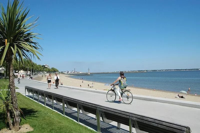 Bright T3 apartment 50 m² Hypercentre with balcony 700m from the sea