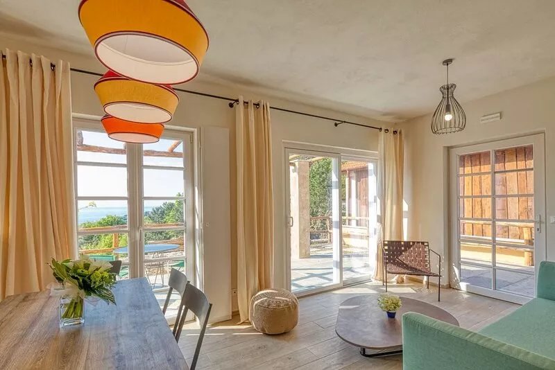 Lussuoso Appartamento con Piscina e Vista Mare