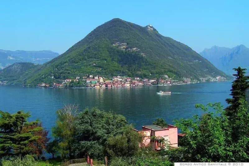 romantic studio, lake area