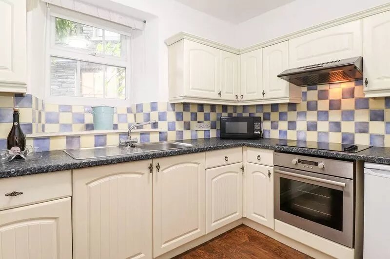 MEADOW COTTAGE, pet friendly, with open fire in Staveley