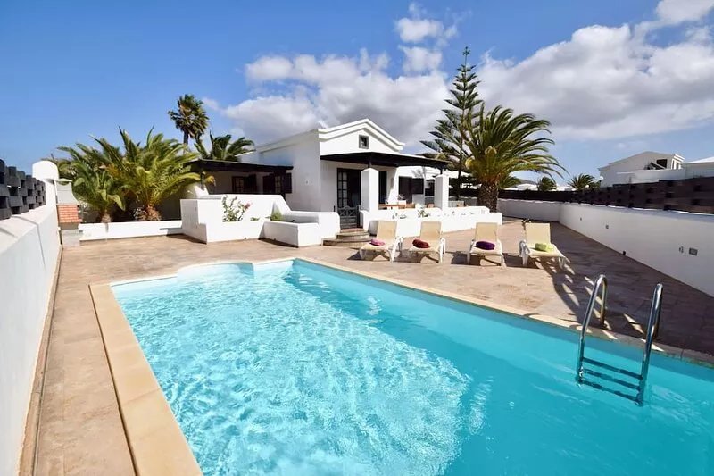 Beautiful & comfortable villa with private pool , Internet, close to the beach