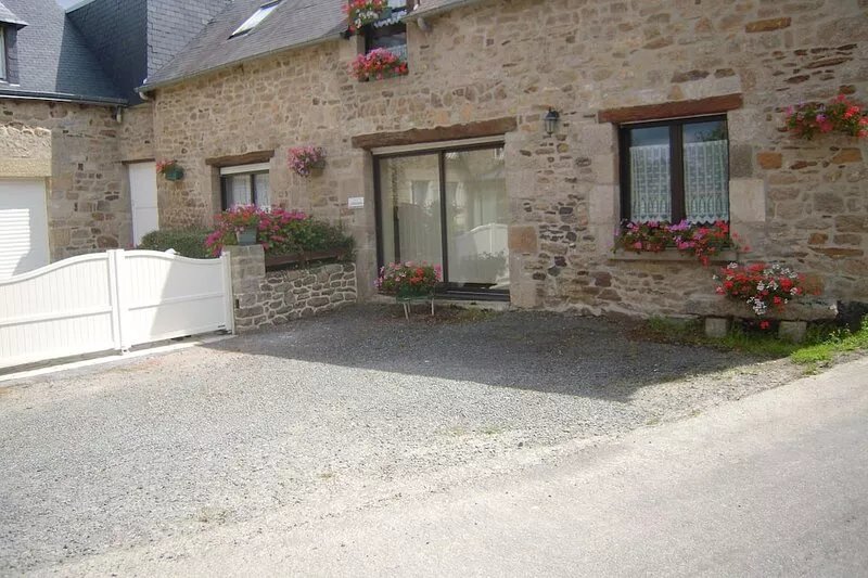 cottage located in a hamlet, at the gates of Dinan: medieval town, 12 km from