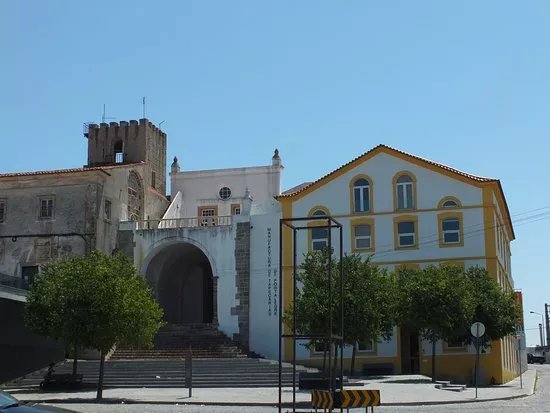 Conjunto constituido pela Igreja e antigo Convento de Sao Francisco e Fabrica Robinson