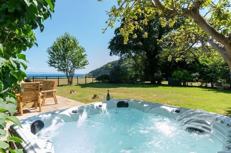 Wendon - Four Bedroom House, Sleeps 8