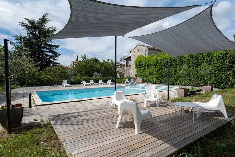Large authentic house with swimming pool and tennis court