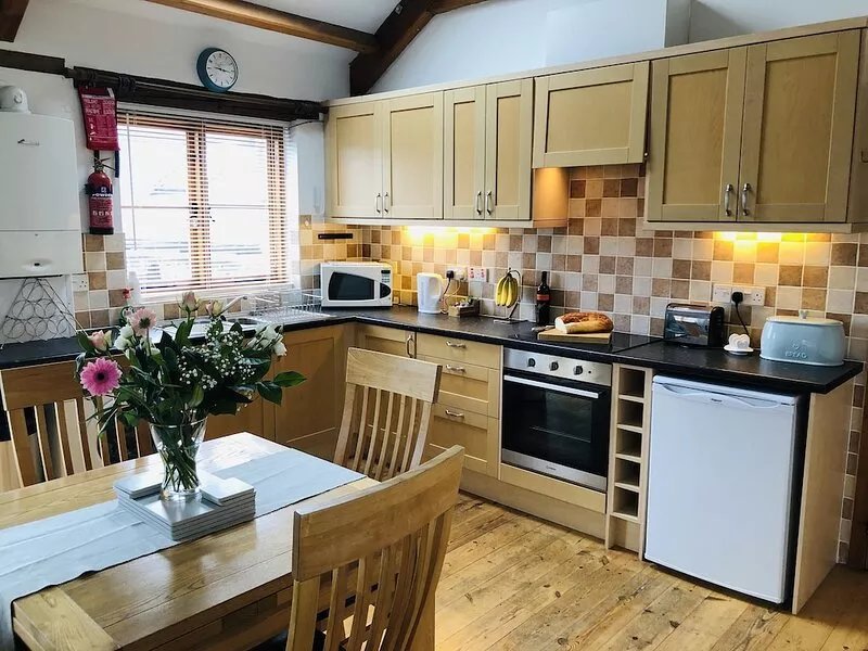 Appledore - Stables - A couples delight! One bed cottage with parking and wifi!