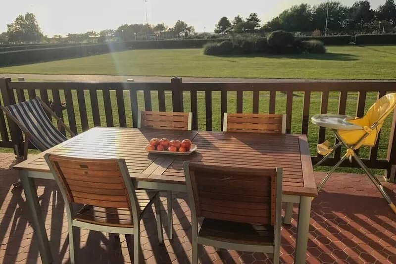 Very nice renovated apartment of 125m2, bright facing the beach 4 bedrooms