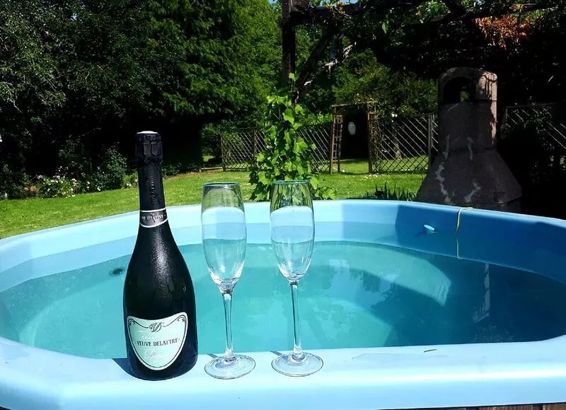 A beautifully restored barn with private wood fired hot tub . Bussiere Poitevine