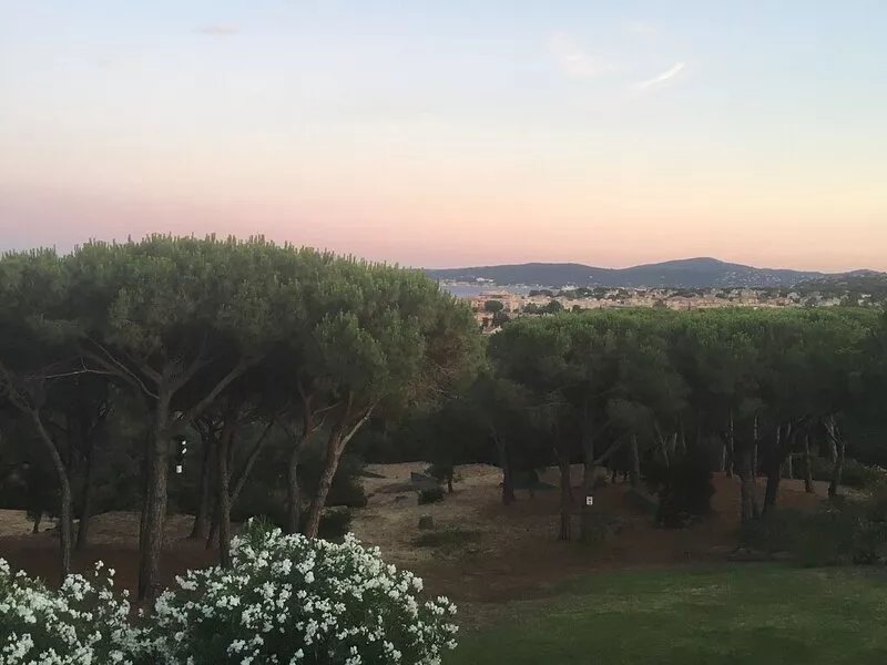 quiet 3 bedroom flat, air conditioned; swimming pool, pinewood; sleeps 6 guests