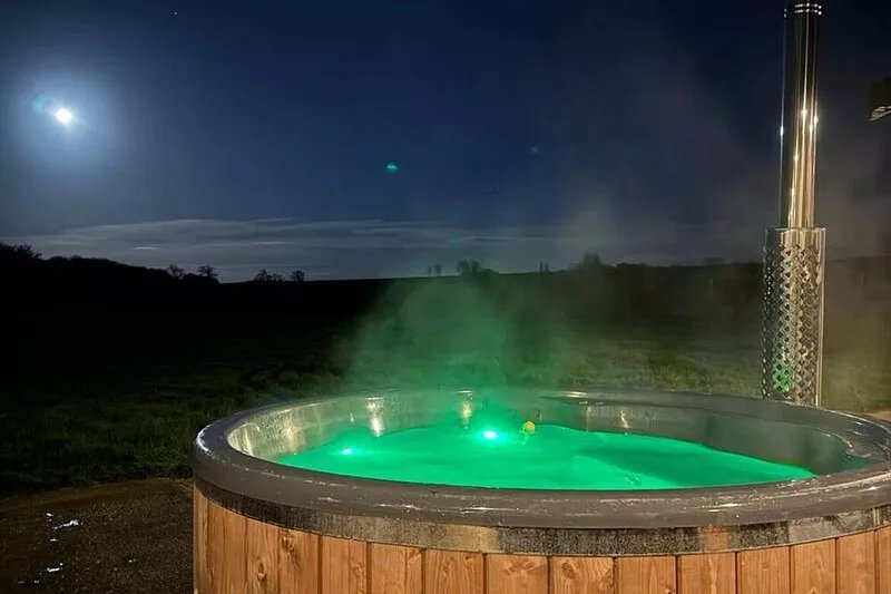 Modern cottage, hot tub and pet friendly with large enclosed private garden