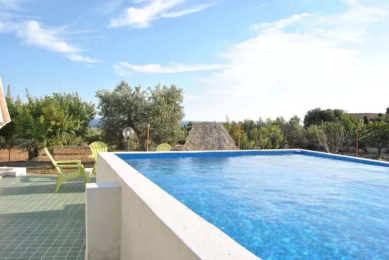 Independent villa with pool, 900 meters from the sea in a panoramic area