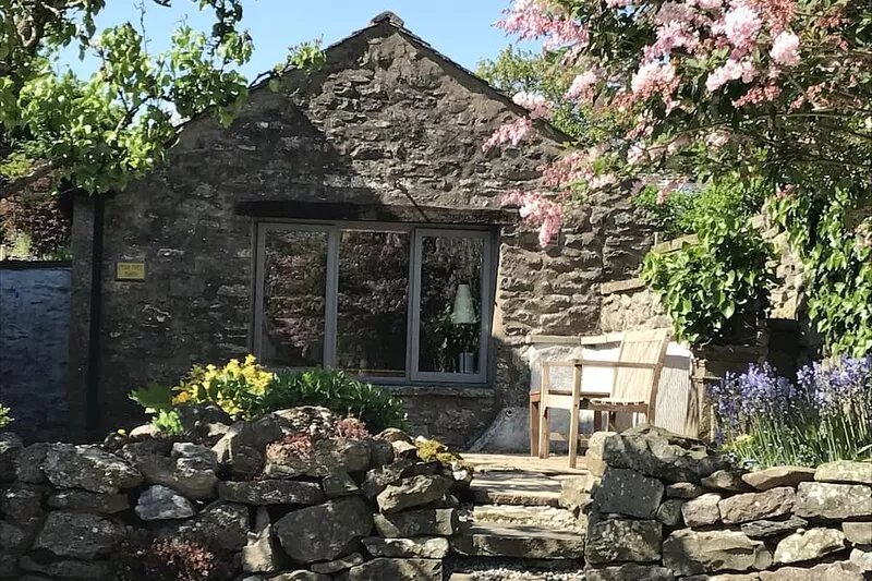 Traditional Lakeland Hideaway Cottage for two, close to the Lakes and Dales