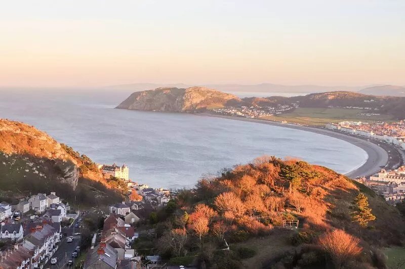 LIVINGSTONE HOUSE, pet friendly, with a garden in Llandudno
