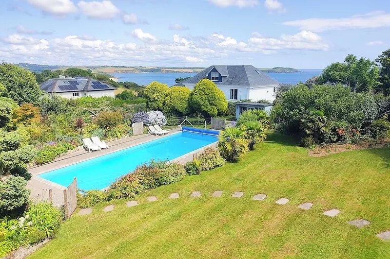 Modern 5 Bedroom House, Large Private Pool, Private Garden, and Sea View