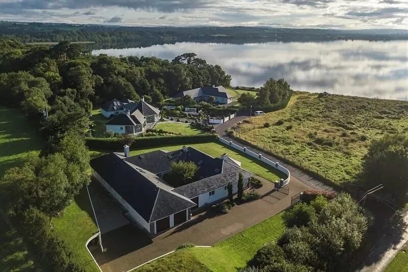 Luxury eight Bedroom Home (Sleeps17) with views of Killarney Lakes and Mountains